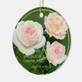 Schöne romantische Rosen in weißem Rosa Keramik Ornament (Links)