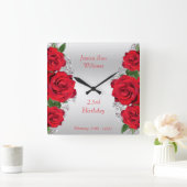Schöne romantische Rote Rosen zum Geburtstag Quadratische Wanduhr (Zuhause)