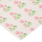 Schöne rosa Blume auf hellbeige Tischdecke (Schrägansicht)