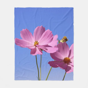 schöne rosa Blume, die einen klaren, blauen Himmel Fleecedecke