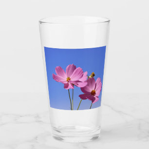 schöne rosa Blume, die einen klaren, blauen Himmel Glas