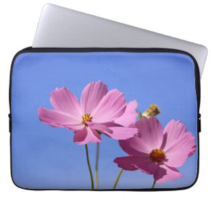 schöne rosa Blume, die einen klaren, blauen Himmel Laptopschutzhülle