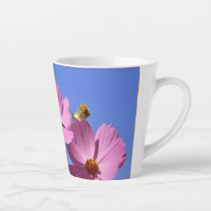 schöne rosa Blume, die einen klaren, blauen Himmel Milchtasse