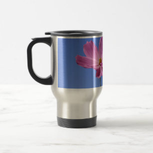 schöne rosa Blume, die einen klaren, blauen Himmel Reisebecher