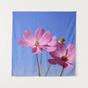 schöne rosa Blume, die einen klaren, blauen Himmel Wandteppich