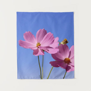 schöne rosa Blume, die einen klaren, blauen Himmel Wandteppich