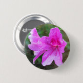 Schöne, rosa Blume mit Regentropfen. Blumen Button (Vorne & Hinten)