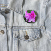 Schöne, rosa Blume mit Regentropfen. Blumen Button (Beispiel)