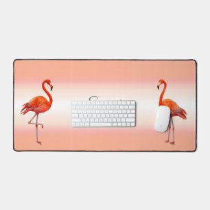 Schöne rosa Flamingos auf Light Coral Pink Schreibtischunterlage