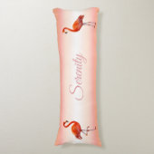 Schöne rosa Flamingos auf Light Coral Pink Seitenschläferkissen (Vorderseite Vertikal)
