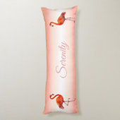 Schöne rosa Flamingos auf Light Coral Pink Seitenschläferkissen (Rückseite (Vertikal))