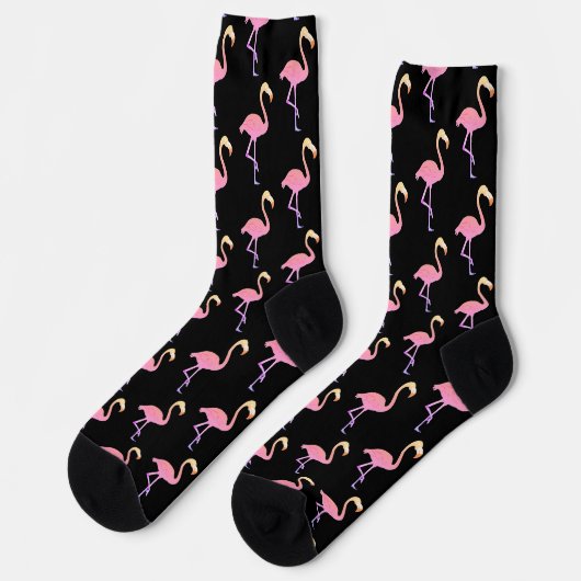 Schöne rosa Flamingos auf schwarzer Crew Socken (Linkes Detail)
