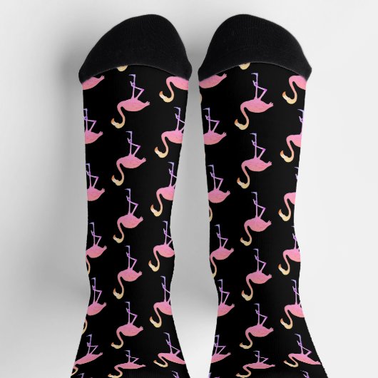 Schöne rosa Flamingos auf schwarzer Crew Socken (Oben)