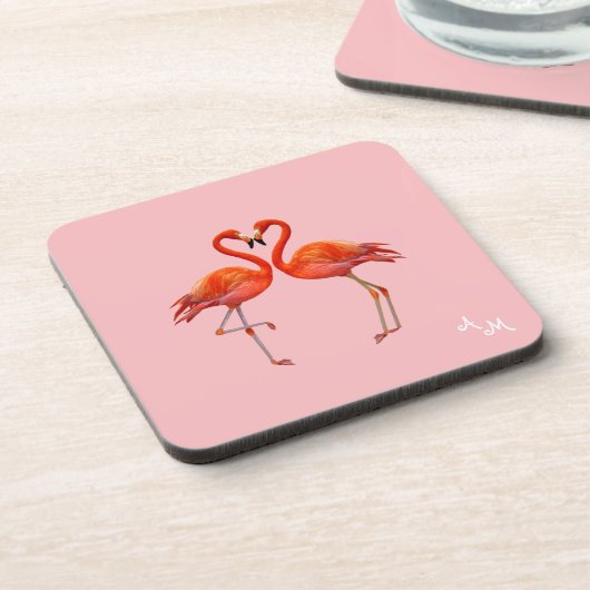 Schöne rosa Flamingos und Monogramm auf hellrosa Getränkeuntersetzer (Linke Seite)