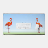 Schöne rosa Flamingos und Monogramm Schreibtischunterlage (Tastatur & Maus)