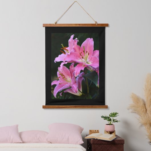 Schöne rosa Lily blüht mit schwarzer Grenze Wandteppich Mit Holzrahmen (Schlafzimmer)