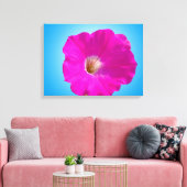 Schöne rosa Petunia Blume im blauen Hintergrund. Leinwanddruck (Insitu (Wohnzimmer))