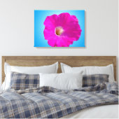 Schöne rosa Petunia Blume im blauen Hintergrund. Leinwanddruck (Insitu (Schlafzimmer))