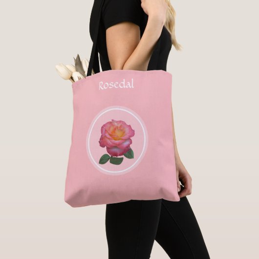 Schöne rosa Rose auf hellrosa Tasche (Von Nahem)