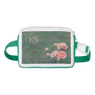 Schöne rosa Rosen. Addieren Sie Ihr Monogramm Bauchtasche
