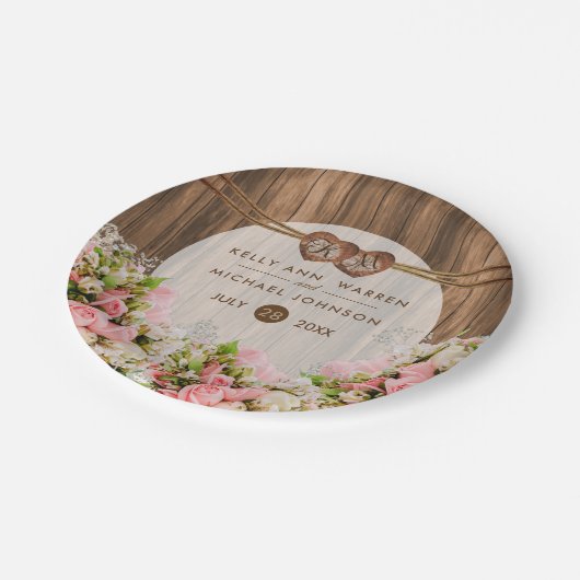 Schöne rosa Rosen auf Holz Pappteller (Schrägansicht)