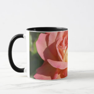 Schöne rosa und gelbe Rosenblume, individuell Tasse