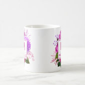 Schöne rosa und violette Blumenmonogramm Kaffeetasse (Mittel)