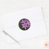 Schöne Rosa-violette Blütenaufkleber Runder Aufkleber (Umschlag)