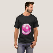 Schöne rosa Weihnachtskugel mit Schnee Idealer Ort T-Shirt (Vorne ganz)