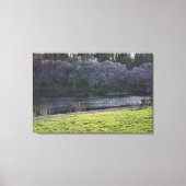 Schöne, rosafarbene, geflochtene Bäume durch Teich Leinwanddruck (Vorderseite)