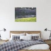 Schöne, rosafarbene, geflochtene Bäume durch Teich Leinwanddruck (Insitu (Schlafzimmer))