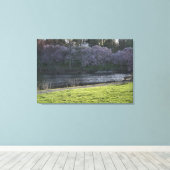 Schöne, rosafarbene, geflochtene Bäume durch Teich Leinwanddruck (Insitu (Holzboden))