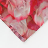 Schöne Rose in rosa und roter Blume Fleecedecke (Ecke)