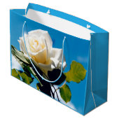 Schöne Rose ist White Sky Blue Große Geschenktüte (Rückseite Schrägansicht)