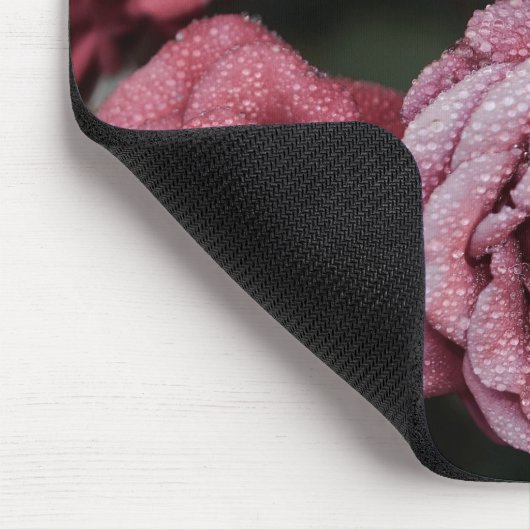 Schöne Rose mit Taubentropfen Mauspad (Ecke)
