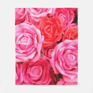 Schöne Rosen und Rosa Fleecedecke