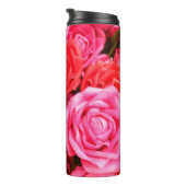 Schöne Rosen und Rosa Thermosbecher (Nach rechts gedreht)