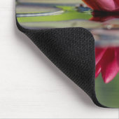 Schöne Rot-Floating-Wasserlilie Mousepad (Ecke)