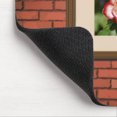Schöne Rot-Weiß-Rose an einer Ziegelmauer Mousepad (Ecke)