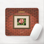 Schöne Rot-Weiß-Rose an einer Ziegelmauer Mousepad (Mit Mouse)