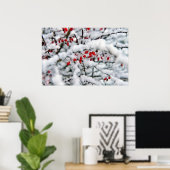 Schöne rote Beeren und Schnee Poster (Heimbüro)
