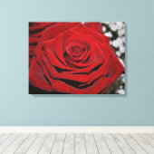 Schöne Rote Rose Leinwanddruck (Insitu (Holzboden))