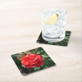 Schöne rote Rose mit Wassertropfen Rechteckiger Pappuntersetzer (Vor Ort)