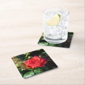 Schöne rote Rose mit Wassertropfen Rechteckiger Pappuntersetzer (Vor Ort)