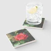 Schöne rote Rose mit Wassertropfen Steinuntersetzer (Seitenansicht)