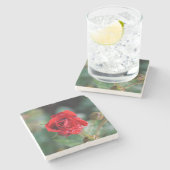 Schöne rote Rose mit Wassertropfen Steinuntersetzer (Seitenansicht)