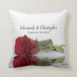 Schöne Rote Rose Wedding Memento Kissen<br><div class="desc">Dieses wunderschöne Kissen eignet sich perfekt zum Gedenken an Ihren besonderen Tag. Es zeichnet sich durch ein wunderschönes Design aus,  mit einem Single,  dessen rote Rose sich in einem Wasserbecken mit Wellengang und Wellengang spiegelt. Oben sind die Namen des Paares in laky Skript Kalligraphie,  und das Hochzeitstag.</div>