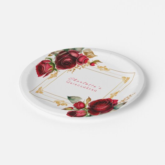Schöne Rote Rosen Gold Filigree Quinceañera Pappteller (Schrägansicht)
