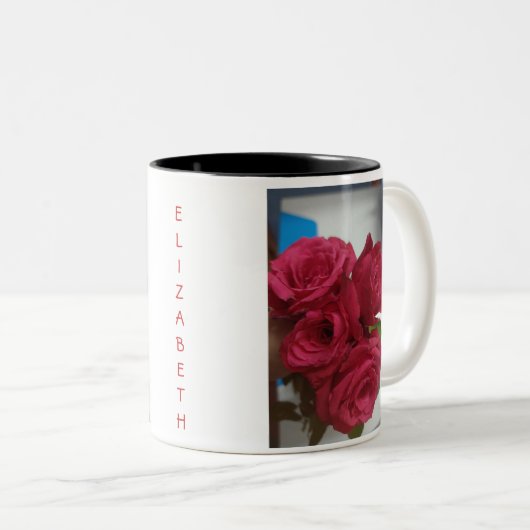 schöne rote Rosen Zweifarbige Tasse (VorderseiteRechts)