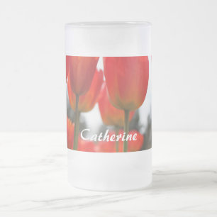 Schöne rote Tulpenblumen. Mattglas Bierglas
